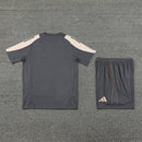 Real Madrid Trainingsset 25/26 Trikot und Shorts
