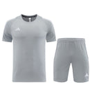 Adidas Set Herren Trikot und Shorts