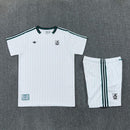 Liverpool FC Terrace Icons 26/27 Trikot und Shorts