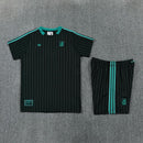 Liverpool FC Terrace Icons 26/27 Trikot und Shorts