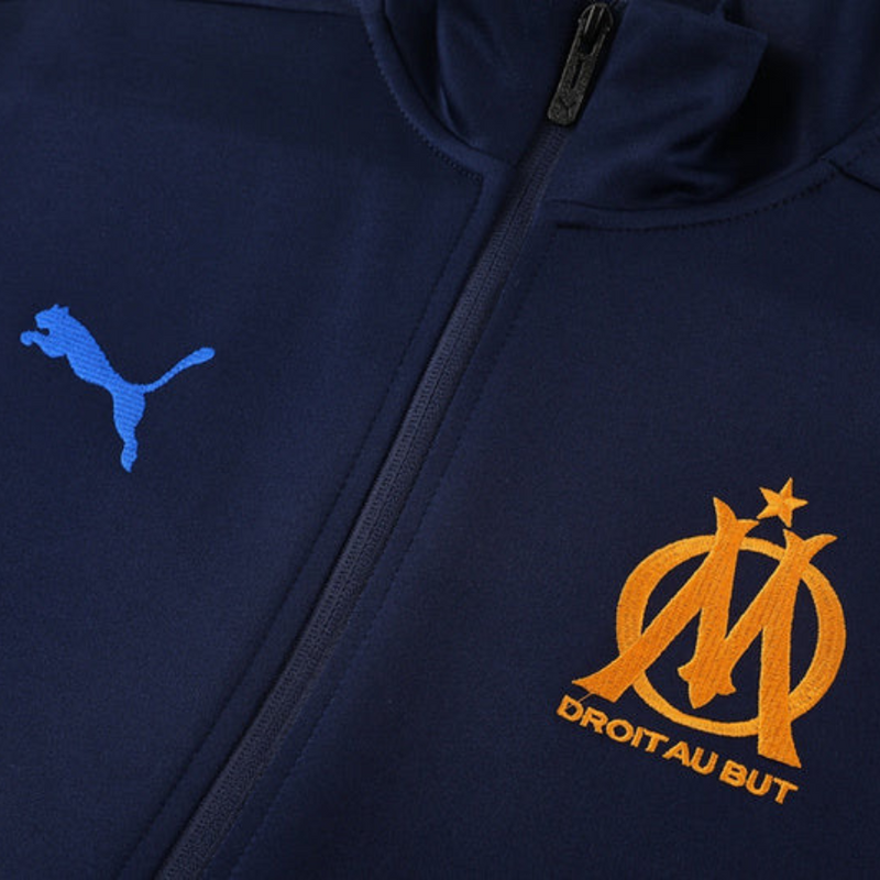 chándal Puma Olympique de Marseille 24/25, chaqueta Puma Olympique de Marseille azul marino, chaqueta fútbol Olympique de Marseille, ropa deportiva Puma Olympique de Marseille, chándal azul marino Puma, chándal Puma con detalles naranjas, chándal oficial Olympique de Marseille, chaqueta deportiva Puma, ropa deportiva Puma, chándal fútbol Olympique de Marseille, chaqueta Puma naranja, ropa de fútbol Olympique de Marseille, chándal Puma original, chándal Puma 2024, chaqueta fútbol con detalles naranja, chánda