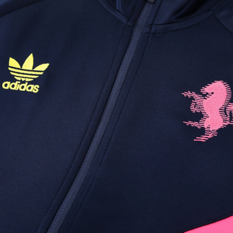 Chándal Juventus, Chándal Adidas Juventus, Chándal retro Juventus, Chándal de fútbol Juventus, Chándal Juventus 2025, Ropa deportiva Juventus, Chándal Adidas Climalite, Ropa deportiva Adidas Juventus, Chándal Juventus 2025, Chándal Adidas Juventus azul marino, Sudadera Juventus, Chándal deportivo Juventus, Chándal Adidas Juventus 2025, Chándal Juventus para entrenamiento, Chándal Juventus estilo retro, Chándal Juventus elegante, Chándal Juventus hombre.