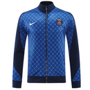 chándal Nike PSG 24/25, chándal PSG azul marino, ropa deportiva PSG, chándal Nike PSG, chándal PSG 2024, chándal Nike 2024, chándal PSG con detalles en rojo y blanco, chándal Nike Dri-FIT, chándal PSG oficial, chándal Nike deportivo, chándal PSG para hombre, chándal PSG para mujer, chándal azul marino Nike, ropa deportiva de fútbol PSG, chándal PSG original, chándal Nike con logo PSG.