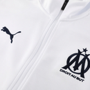 chándal Puma Olympique de Marseille 24/25, chándal blanco Olympique de Marseille, chándal Puma Olympique de Marseille, ropa deportiva Puma, chándal oficial Olympique de Marseille, chándal fútbol Puma, ropa deportiva blanca Puma, chándal con logo Olympique de Marseille, chándal fútbol blanco, chándal Puma 2024, chándal con detalles azules y oro, chándal Puma original, chándal deportivo Olympique de Marseille, ropa de fútbol Olympique de Marseille, chándal Puma para hombre, chándal Puma para mujer.