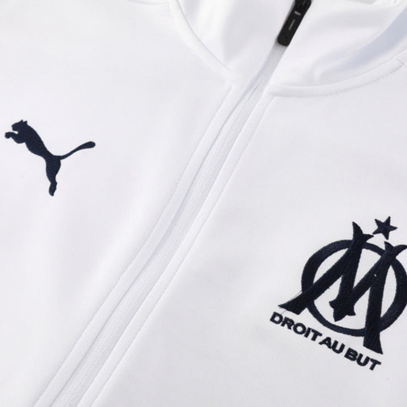 chándal Puma Olympique de Marseille 24/25, chándal blanco Olympique de Marseille, chándal Puma Olympique de Marseille, ropa deportiva Puma, chándal oficial Olympique de Marseille, chándal fútbol Puma, ropa deportiva blanca Puma, chándal con logo Olympique de Marseille, chándal fútbol blanco, chándal Puma 2024, chándal con detalles azules y oro, chándal Puma original, chándal deportivo Olympique de Marseille, ropa de fútbol Olympique de Marseille, chándal Puma para hombre, chándal Puma para mujer.
