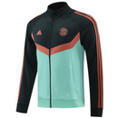 El Chándal Adidas Bayern Munich 24/25 Negro y Verde es la prenda deportiva perfecta para los verdaderos fanáticos del FC Bayern Munich. Con un diseño innovador en tonos negro y verde, este chándal combina el estilo moderno con la tradición del equipo. El color negro aporta elegancia, mientras que el verde agrega un toque vibrante y fresco, reflejando la energía y el dinamismo de uno de los clubes más grandes del fútbol mundial.

El Chándal Adidas Bayern Munich 24/25 Negro y Verde está fabricado con la avanz