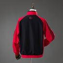 Shop des Spielers, AC Milan Jacke 2006/07, AC Milan Retro Jacke, AC Milan 2006, I Rossoneri Trikot, AC Milan Retro Klassiker, Fußball Retro Jacke, AC Milan Fan-Artikel, Milanista Kleidung, Vintage AC Milan, Fußball-Shop Deutschland, Milan 2007 Legenden.