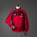 Shop des Spielers, AC Milan Jacke 2006/07, AC Milan Retro Jacke, AC Milan 2006, I Rossoneri Trikot, AC Milan Retro Klassiker, Fußball Retro Jacke, AC Milan Fan-Artikel, Milanista Kleidung, Vintage AC Milan, Fußball-Shop Deutschland, Milan 2007 Legenden.