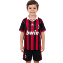 Shop des Spielers, AC Milan Kinder-Set 2009/10, AC Milan Trikot Kinder Retro, AC Milan Heimtrikot Kinder, AC Milan Shorts Kinder, Fußball Trikot AC Milan Retro, AC Milan 2009 Trikot, Rossoneri Kinder-Set, Fußball-Shop Italien, AC Milan Retro-Kollektion Kinder, AC Milan Set Trikot und Shorts.