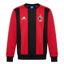 Offizielles AC Milan Sweatshirt 25/26 in Rot und Schwarz, Ansicht von vorne. Detailaufnahme des AC Milan Vereinswappens auf dem Sweatshirt 25/26..
