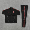 Shop des Spielers, AC Milan Trainingsanzug, AC Milan 25/26, AC Milan Trainingsanzug Schwarz, Milan Trainingsjacke, Milan Hose, AC Mailand Sport-Set, Trainingsanzug Herren Schwarz, AC Milan 2026, Fußball Trainingsset, AC Milan Fan-Version, Trainingskleidung AC Milan, Milan Shop.