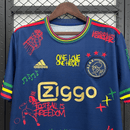 Ajax Amsterdam x Bob Marley Trikot 2025 2026 blau Three Little Birds Edition 1.1 Premium Qualität Shop des Spielers Ajax Reggae Jersey, Ajax Bob Marley Trikot, Ajax Amsterdam Sondertrikot blau, Three Little Birds Trikot kaufen, Ajax Reggae Trikot 25/26, 1.1 Qualität Ajax, Bob Marley Fußballtrikot, Ajax Fanshop Deutschland, limitiertes Ajax Trikot, Reggae Fashion Fußball.