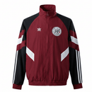 Offizielle Ajax Amsterdam Jacke 25/26 in Bordo, Ansicht von vorne.