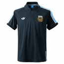 Argentinien, Polohemd, 25/26, Fan-Version, Herren, Dunkelgrau, Argentinien Trikot, Fußball Fanwear, Argentinien Polo, Weltmeister-Style, Shop des Spielers, Sport-Lifestyle, Fanartikel. Offizielles Argentinien Polohemd 25/26 in Dunkelgrau, Ansicht von vorne.