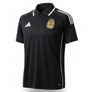 Offizielles Argentinien Polohemd 25/26 in Schwarz, Ansicht von vorne.