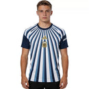 Argentinien Pre-Match Trikot 2026 2027 Herren Fan-Version Aufwärmshirt 1.1 Premium Qualität Shop des Spielers AFA Training Jersey Messi Edition, Argentinien Pre-Match, AFA Aufwärmtrikot, Argentinien Fanartikel, Argentina Training Jersey, Fußballtrikot Argentinien kaufen, 1.1 Qualität Argentinien, Messi Warm-up Shirt, Nationalmannschaft Trikot 26/27, Weltmeister 2026.