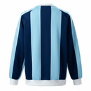 Offizieller Argentinien Sweatshirt Hoodie 25/26 im gestreiften Blau-Design, Ansicht von vorne. Detailaufnahme der Streifen und des Argentinien-Verbandswappens auf dem Hoodie. Rückansicht des Argentinien Sweatshirt Hoodies 25/26 für Herren.