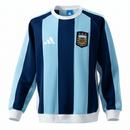 Offizieller Argentinien Sweatshirt Hoodie 25/26 im gestreiften Blau-Design, Ansicht von vorne. Detailaufnahme der Streifen und des Argentinien-Verbandswappens auf dem Hoodie. Rückansicht des Argentinien Sweatshirt Hoodies 25/26 für Herren.