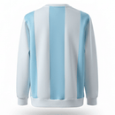 Offizielles Argentinien Sweatshirt 25/26 in Blau und Weiß, Ansicht von vorne. Detailaufnahme des Argentinien-Verbandswappens auf dem Sweatshirt 25/26. Rückansicht des Argentinien Sweatshirts 25/26 für Herren.