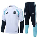 Argentinien Trainingsanzug 2026 2027 Jacke weiß Hose marineblau Herren, Shop des Spielers, Argentinien Trainingsanzug, Argentinien Set 26/27, Albiceleste Fanartikel, Fußball Trainingsanzug Argentinien, Argentinien Weiß Marineblau, Argentinien Profi-Look, Fußball Fan-Bekleidung, Herren Sportanzug Argentinien.