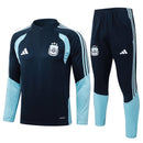 Argentinien Trainingsanzug 2026 2027 Jacke Hose marineblau Herren, Shop des Spielers, Argentinien Trainingsanzug, Argentinien Anzug marineblau, Albiceleste Fanartikel, Fußball Trainingsanzug Argentinien, Argentinien 26/27, Argentinien Trainingsset, Fußball Fan-Bekleidung, Herren Sportanzug Argentinien.