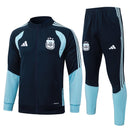 Shop des Spielers, Argentinien Trainingsanzug, Argentinien Set Marineblau, Albiceleste Fanartikel, Fußball Trainingsanzug Argentinien, Argentinien 26/27, Argentinien Sportanzug, Trainingsjacke Argentinien, AFA Fanbekleidung, Fußball Lifestyle Argentinien, Herren Sportset, Fußball Fan-Outfit.