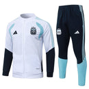 Shop des Spielers, Argentinien Trainingsanzug, Argentinien Anzug Weiß Marineblau, Albiceleste Fanartikel, Fußball Trainingsanzug Argentinien, Argentinien 26/27, Argentinien Sportanzug, Trainingsjacke Argentinien, AFA Fanbekleidung, Fußball Lifestyle Argentinien, Argentinien Set Herren.