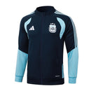 Argentinien Nationalmannschaft Trainingsjacke 2026 2027 marineblau Herren, Shop des Spielers, Argentinien Jacke, Argentinien Trainingsjacke, Argentinien 26/27, Albiceleste Fanartikel, Fußball Jacke Argentinien, Argentinien Nationalmannschaft marineblau, Argentinien Training Herren, Fußball Lifestyle Argentinien, Argentinien Profi-Look.
