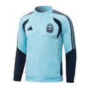 Argentinien Nationalmannschaft Trainingsjacke 2026 2027 hellblau Herren ohne Kapuze, Shop des Spielers, Argentinien Jacke, Argentinien Trainingsjacke, Argentinien 26/27, Albiceleste Fanartikel, Fußball Jacke Argentinien, Argentinien Nationalmannschaft hellblau, Argentinien Training Herren, Fußball Lifestyle Argentinien, Argentinien Profi-Look.