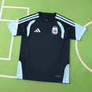 Argentinien Trainingstrikot 2026 2027 Herren marineblau Trainingsshirt 1.1 Premium Qualität Shop des Spielers AFA 3 Sterne Blau. Argentinien Trainingstrikot 2026 blau, AFA Trainingsshirt 26/27 marine, Argentinien Training dunkelblau, AFA Ausrüstung 2026, 1.1 Qualität AFA Training, Blaues Argentinien Trikot kaufen, Fußball Training Argentinien 2027.