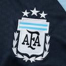 Argentinien Trainingstrikot 2026 2027 Herren marineblau Trainingsshirt 1.1 Premium Qualität Shop des Spielers AFA 3 Sterne Blau. Argentinien Trainingstrikot 2026 blau, AFA Trainingsshirt 26/27 marine, Argentinien Training dunkelblau, AFA Ausrüstung 2026, 1.1 Qualität AFA Training, Blaues Argentinien Trikot kaufen, Fußball Training Argentinien 2027.
