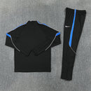 Shop des Spielers, Atlético de Madrid Trainingsanzug, Atlético Set Schwarz, Rojiblancos Fanartikel, Fußball Trainingsanzug Atlético, Atlético de Madrid 26/27, Atlético Sportanzug, Trainingsjacke Atlético, La Liga Fanbekleidung, Fußball Lifestyle Madrid, Herren Trainingsset