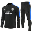 Shop des Spielers, Atlético de Madrid Trainingsanzug, Atlético Set Schwarz, Rojiblancos Fanartikel, Fußball Trainingsanzug Atlético, Atlético de Madrid 26/27, Atlético Sportanzug, Trainingsjacke Atlético, La Liga Fanbekleidung, Fußball Lifestyle Madrid, Herren Trainingsset