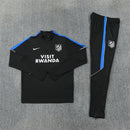 Shop des Spielers, Atlético de Madrid Trainingsanzug, Atlético Set Schwarz, Rojiblancos Fanartikel, Fußball Trainingsanzug Atlético, Atlético de Madrid 26/27, Atlético Sportanzug, Trainingsjacke Atlético, La Liga Fanbekleidung, Fußball Lifestyle Madrid, Herren Trainingsset