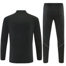 Shop des Spielers, Atlético de Madrid Trainingsanzug, Atlético Set Schwarz, Rojiblancos Fanartikel, Fußball Trainingsanzug Atlético, Atlético de Madrid 26/27, Atlético Sportanzug, Trainingsjacke Atlético, La Liga Fanbekleidung, Fußball Lifestyle Madrid, Herren Trainingsset