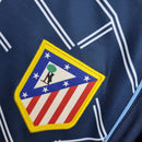 Shop des Spielers, Atlético Madrid 04/05, Atlético Madrid Trikot Retro, Atlético Madrid Dunkelblau, Auswärtstrikot 2004, Retro Fußballtrikot Herren, Atleti Fan-Version, Vintage Fußballtrikot, Atlético Madrid Klassiker, Fußball Trikot Sammlung, 04/05 Saison, Atlético Madrid Fanshop, Retro Trikot.