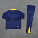 Shop des Spielers, Atlético Madrid Trainingsanzug 25/26, Atlético Madrid Jacke Dunkelblau, Atlético Madrid Hose Dunkelblau, Fußball Trainingsanzug Atlético, Colchoneros Kollektion 2026, Trainingsanzug Herren Dunkelblau, Atlético Madrid Fan-Shop, Atlético Madrid Training 2026, Fußball-Fanartikel, Atlético Madrid Trainingskleidung, Trainingsset 2025.