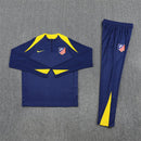 Shop des Spielers, Atlético Madrid Trainingsanzug 25/26, Atlético Madrid Jacke Dunkelblau, Atlético Madrid Hose Dunkelblau, Fußball Trainingsanzug Atlético, Colchoneros Kollektion 2026, Trainingsanzug Herren Dunkelblau, Atlético Madrid Fan-Shop, Atlético Madrid Training 2026, Fußball-Fanartikel, Atlético Madrid Trainingskleidung, Trainingsset 2025.