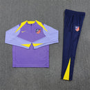 Shop des Spielers, Atlético Madrid Trainingsanzug 25/26, Atlético Madrid Jacke Lila, Atlético Madrid Hose Dunkelblau, Fußball Trainingsanzug Atlético, Colchoneros Kollektion 2026, Trainingsanzug Herren Lila Blau, Atlético Madrid Fan-Shop, Atlético Madrid Training 2026, Fußball-Fanartikel, Atlético Madrid Trainingskleidung, Trainingsset 2025.