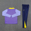 Shop des Spielers, Atlético Madrid Trainingsanzug 25/26, Atlético Madrid Jacke Lila, Atlético Madrid Hose Dunkelblau, Fußball Trainingsanzug Atlético, Colchoneros Kollektion 2026, Trainingsanzug Herren Lila Blau, Atlético Madrid Fan-Shop, Atlético Madrid Training 2026, Fußball-Fanartikel, Atlético Madrid Trainingskleidung, Trainingsset 2025.