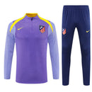 Shop des Spielers, Atlético Madrid Trainingsanzug 25/26, Atlético Madrid Jacke Lila, Atlético Madrid Hose Dunkelblau, Fußball Trainingsanzug Atlético, Colchoneros Kollektion 2026, Trainingsanzug Herren Lila Blau, Atlético Madrid Fan-Shop, Atlético Madrid Training 2026, Fußball-Fanartikel, Atlético Madrid Trainingskleidung, Trainingsset 2025.