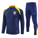 Shop des Spielers, Atlético Madrid Trainingsanzug 25/26, Atlético Madrid Jacke Dunkelblau, Atlético Madrid Hose Dunkelblau, Fußball Trainingsanzug Atlético, Colchoneros Kollektion 2026, Trainingsanzug Herren Dunkelblau, Atlético Madrid Fan-Shop, Atlético Madrid Training 2026, Fußball-Fanartikel, Atlético Madrid Trainingskleidung, Trainingsset 2025.