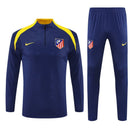 Shop des Spielers, Atlético Madrid Trainingsanzug 25/26, Atlético Madrid Jacke Dunkelblau, Atlético Madrid Hose Dunkelblau, Fußball Trainingsanzug Atlético, Colchoneros Kollektion 2026, Trainingsanzug Herren Dunkelblau, Atlético Madrid Fan-Shop, Atlético Madrid Training 2026, Fußball-Fanartikel, Atlético Madrid Trainingskleidung, Trainingsset 2025.