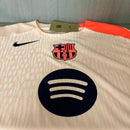 Shop des Spielers, FC Barcelona Training 26/27, Barcelona Spieler-Version, Authentic Barcelona Training, FC Barcelona Trikot lachs, Barça Trainingsshirt, Barcelona Authentic Jersey, Spieler-Version Training, FC Barcelona Fanshop Deutschland, Fußball Trainingskleidung, Barcelona Profi-Trikot, Fußball-Shop.