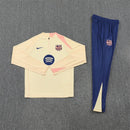 Shop des Spielers, Barcelona Trainingsanzug 25/26, Barcelona Jacke Beige, Barcelona Hose Blau, Barcelona Training-Set, Blaugrana Kollektion 2026, Trainingsanzug Herren Barcelona, FC Barcelona Fan-Shop, Fußball Trainingsanzug Beige Blau, Barcelona Sportbekleidung, Trainingsanzug 2025, Fußball-Fanartikel.