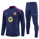 Shop des Spielers, FC Barcelona Trainingsanzug 25/26, Barcelona Jacke Dunkelblau, Barcelona Hose Dunkelblau, Fußball Trainingsanzug Barcelona, Barça Kollektion 2026, Trainingsanzug Herren Dunkelblau, Barcelona Fan-Shop, Barcelona Training 2026, Fußball-Fanartikel, FC Barcelona Trainingskleidung, Trainingsset 2025, Blaugrana Training.