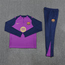Shop des Spielers, FC Barcelona Trainingsanzug 25/26, Barcelona Jacke Lila, Barcelona Hose Dunkelblau, Fußball Trainingsanzug Barcelona, Barça Kollektion 2026, Trainingsanzug Herren Lila Blau, Barcelona Fan-Shop, Barcelona Training 2026, Fußball-Fanartikel, FC Barcelona Trainingskleidung, Trainingsset 2025, Blaugrana Training.