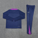 Shop des Spielers, FC Barcelona Trainingsanzug 25/26, Barcelona Jacke Dunkelblau, Barcelona Hose Dunkelblau, Fußball Trainingsanzug Barcelona, Barça Kollektion 2026, Trainingsanzug Herren Dunkelblau, Barcelona Fan-Shop, Barcelona Training 2026, Fußball-Fanartikel, FC Barcelona Trainingskleidung, Trainingsset 2025, Blaugrana Training.