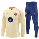 Shop des Spielers, Barcelona Trainingsanzug 25/26, Barcelona Jacke Beige, Barcelona Hose Blau, Barcelona Training-Set, Blaugrana Kollektion 2026, Trainingsanzug Herren Barcelona, FC Barcelona Fan-Shop, Fußball Trainingsanzug Beige Blau, Barcelona Sportbekleidung, Trainingsanzug 2025, Fußball-Fanartikel.