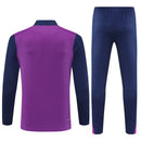 Shop des Spielers, FC Barcelona Trainingsanzug 25/26, Barcelona Jacke Lila, Barcelona Hose Dunkelblau, Fußball Trainingsanzug Barcelona, Barça Kollektion 2026, Trainingsanzug Herren Lila Blau, Barcelona Fan-Shop, Barcelona Training 2026, Fußball-Fanartikel, FC Barcelona Trainingskleidung, Trainingsset 2025, Blaugrana Training.